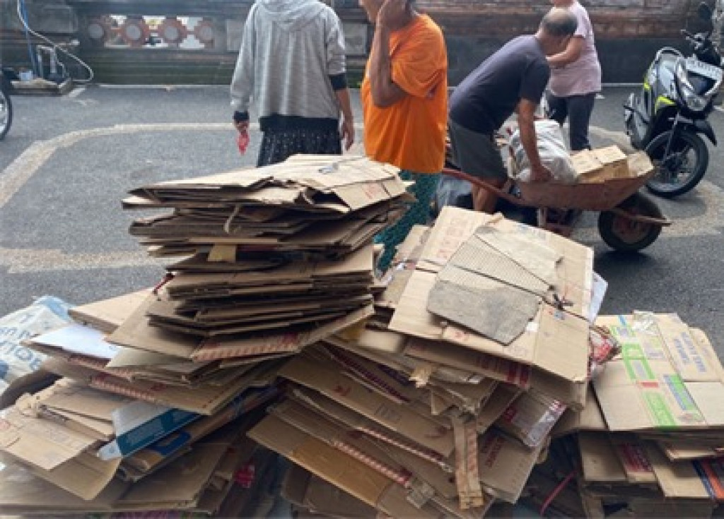 Mengelola Sampah Menjadi Bernilai, Giat Bank Sampah di Banjar Dukuh, Desa Dalung